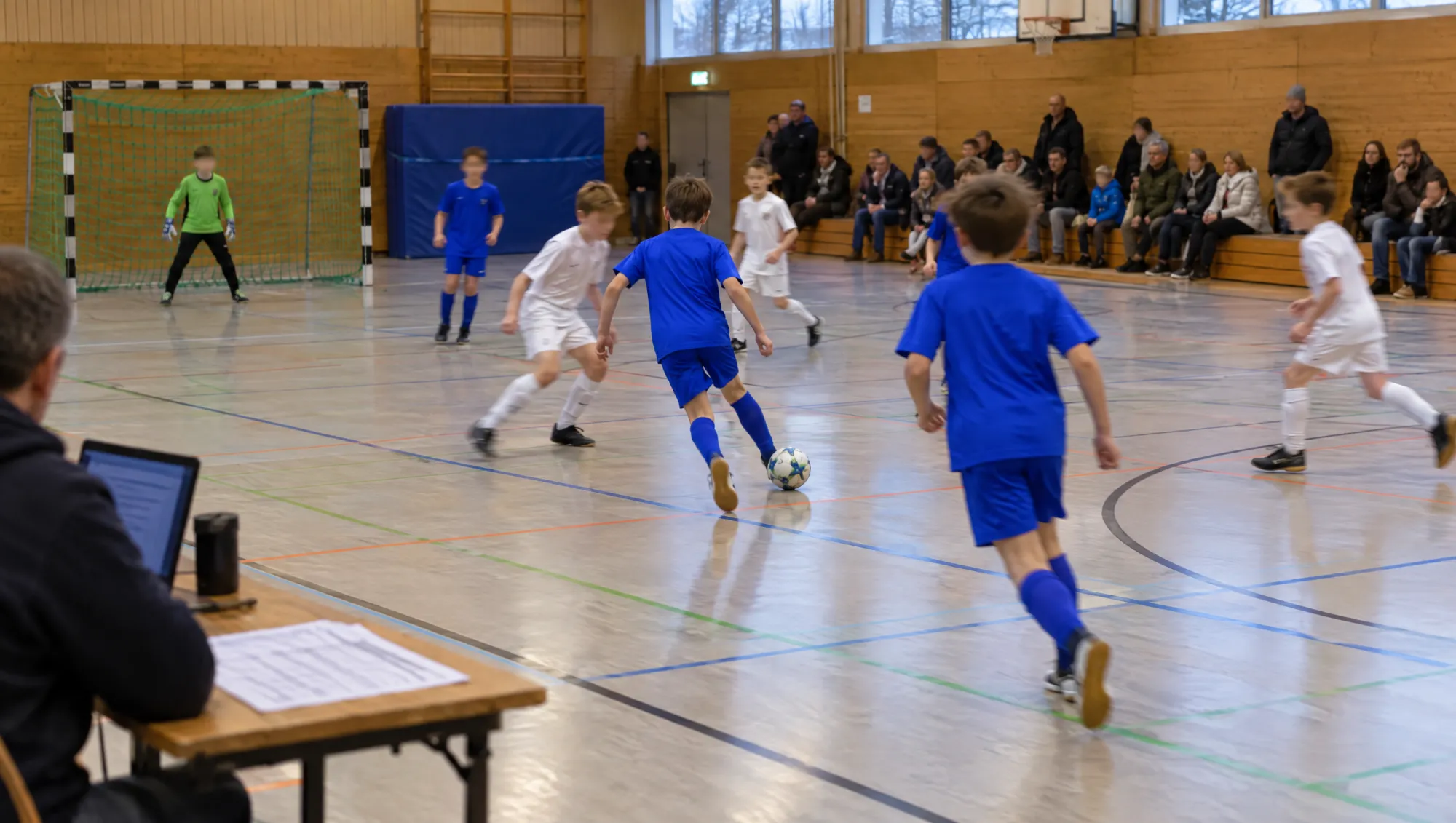Jugendmannschaften spielen bei einem Hallenturnier in einer Sporthalle, Zuschauer auf der Tribüne